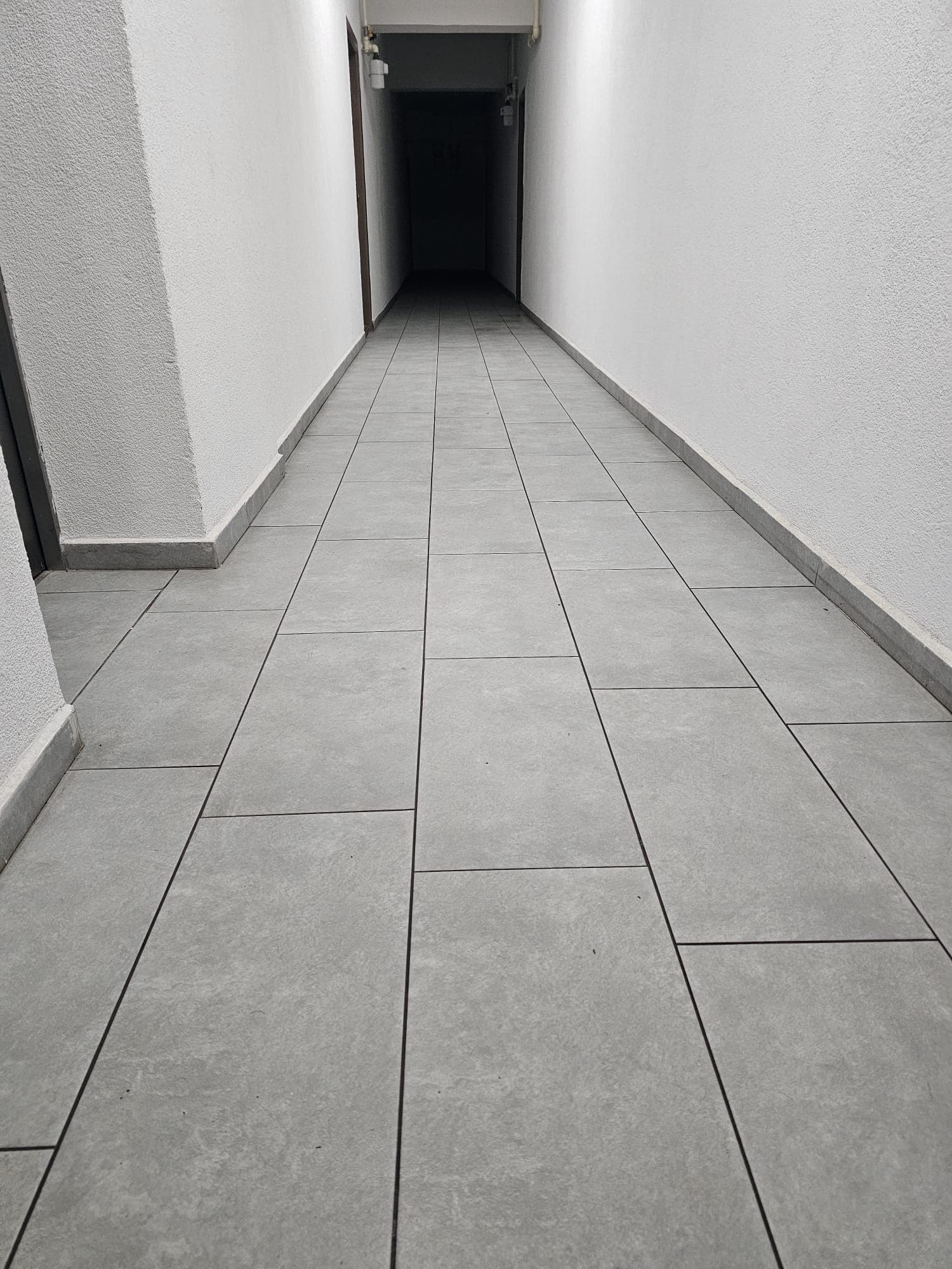 Hol de bloc cu gresie curată după spălare